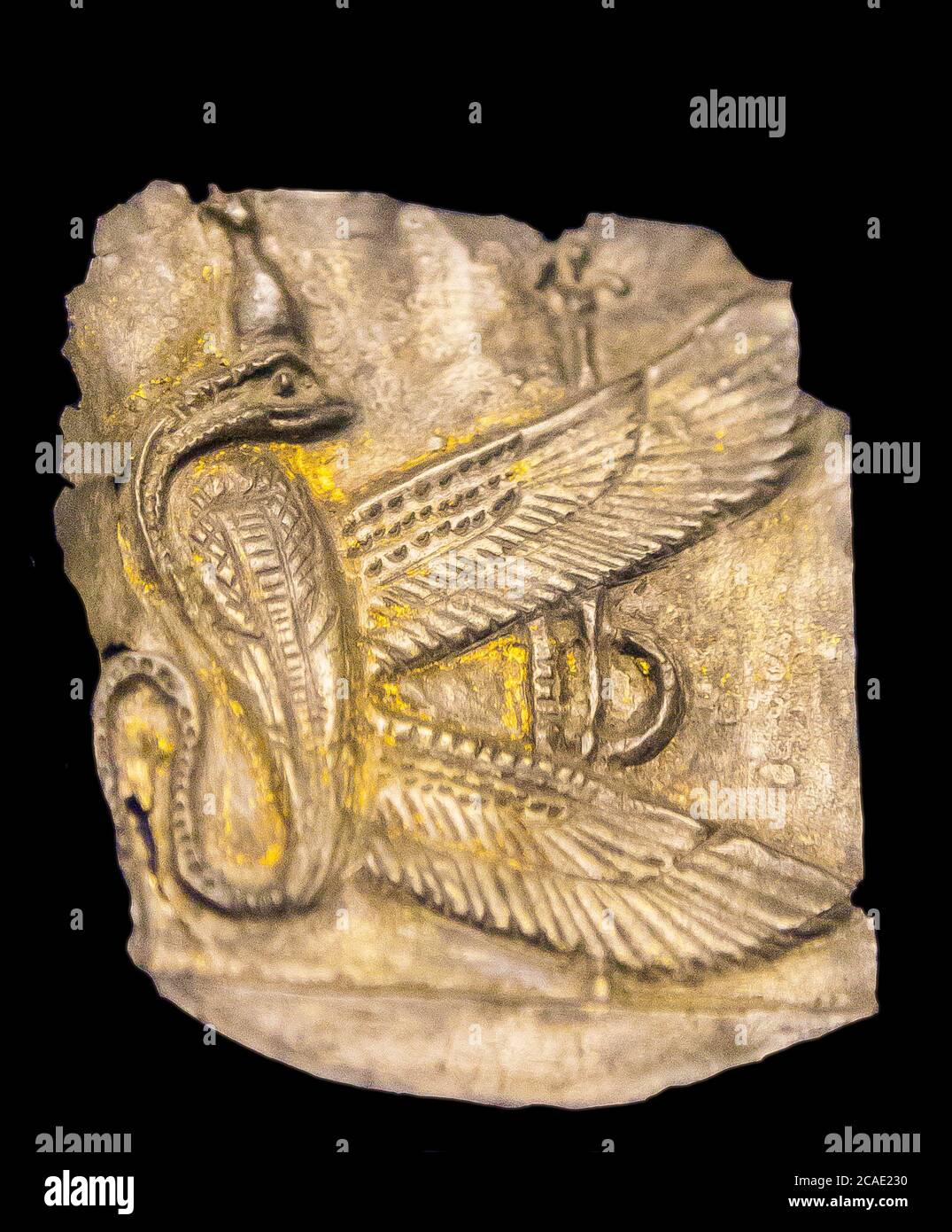 Kairo, Ägyptisches Museum, silberner Anhänger mit einer geflügelten Schlangengöttin. Es ist ein Teil eines Paares: Göttinnen von Oberägypten und Unterägypten. Stockfoto