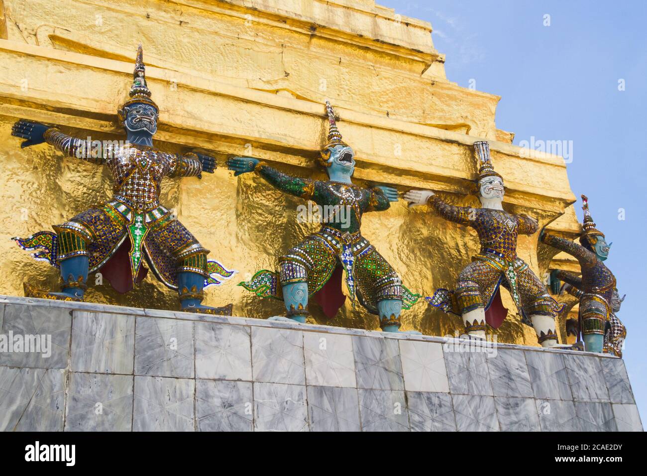 Golden Chedi mit unterstützenden Riesen Statuen im Emerald Buddha (Wat Phra Kaew) Tempel in Bangkok, Thailand im Grand Palace Komplex Stockfoto