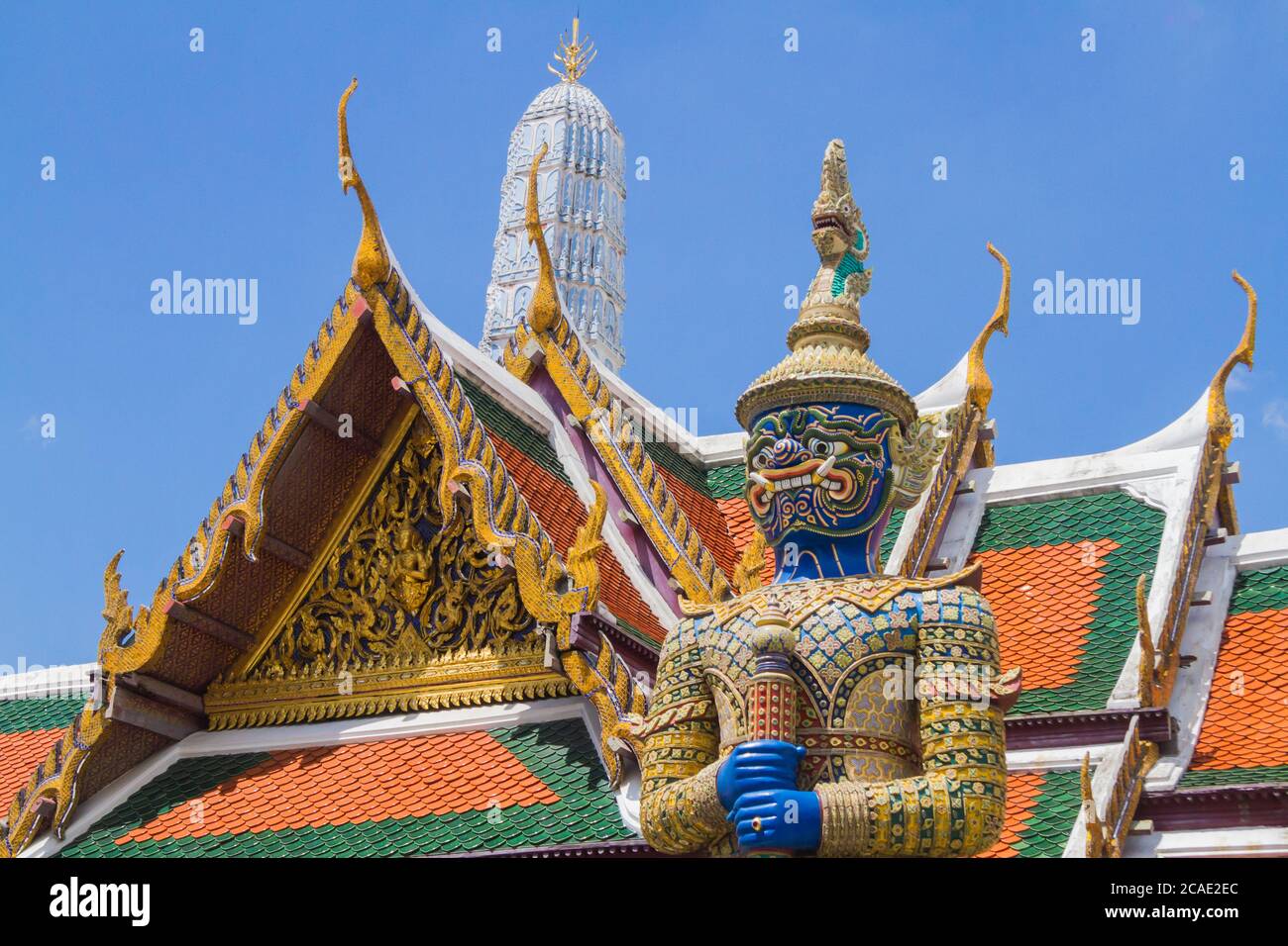 Nahaufnahme einer der Yaksha (Riesen) Statue namens Wirunhok, die den Emerald Buddha (Wat Phra Kaew) Tempel Tor in Bangkok, Thailand bewacht Stockfoto