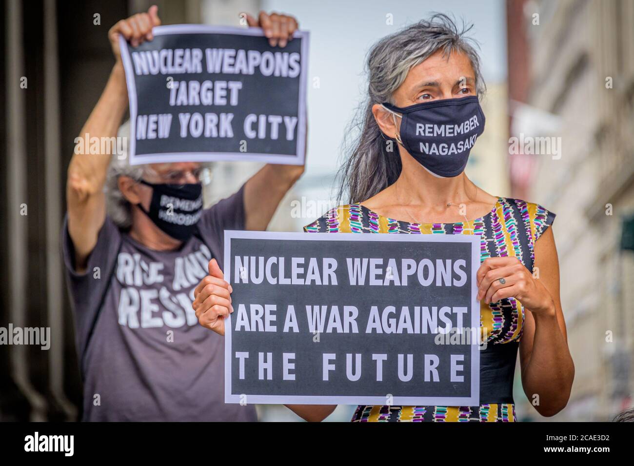 USA. August 2020. Mitglieder der New Yorker Kampagne zur Abschaffung von Atomwaffen (NYCAN) versammelten sich vor dem David N. Dinkins Stadtgebäude in Manhattan zum 75. Jahrestag der Bombardierung der Stadt Hiroshima am 6. August, 2020, um dem New Yorker Stadtrat zu sagen, dass es an der Zeit ist, die Resolution 976 und INT 1621, bekannt als die nukleare Abrüstungsgesetzgebung, zur Abstimmung auf der nächsten genannten Versammlung zu bringen. (Foto von Erik McGregor/Sipa USA) Quelle: SIPA USA/Alamy Live News Stockfoto