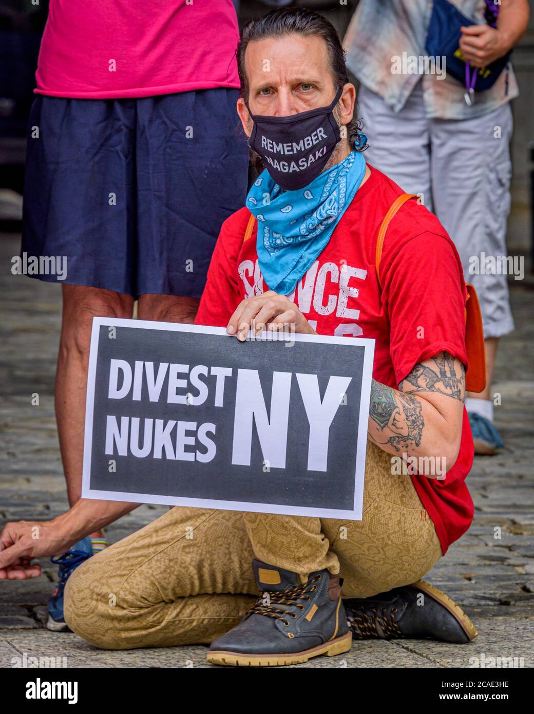 USA. August 2020. Mitglieder der New Yorker Kampagne zur Abschaffung von Atomwaffen (NYCAN) versammelten sich vor dem David N. Dinkins Stadtgebäude in Manhattan zum 75. Jahrestag der Bombardierung der Stadt Hiroshima am 6. August, 2020, um dem New Yorker Stadtrat zu sagen, dass es an der Zeit ist, die Resolution 976 und INT 1621, bekannt als die nukleare Abrüstungsgesetzgebung, zur Abstimmung auf der nächsten genannten Versammlung zu bringen. (Foto von Erik McGregor/Sipa USA) Quelle: SIPA USA/Alamy Live News Stockfoto