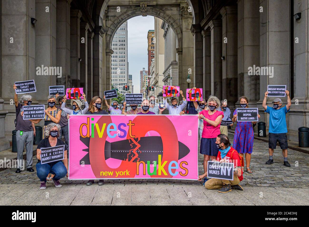 USA. August 2020. Mitglieder der New Yorker Kampagne zur Abschaffung von Atomwaffen (NYCAN) versammelten sich vor dem David N. Dinkins Stadtgebäude in Manhattan zum 75. Jahrestag der Bombardierung der Stadt Hiroshima am 6. August, 2020, um dem New Yorker Stadtrat zu sagen, dass es an der Zeit ist, die Resolution 976 und INT 1621, bekannt als die nukleare Abrüstungsgesetzgebung, zur Abstimmung auf der nächsten genannten Versammlung zu bringen. (Foto von Erik McGregor/Sipa USA) Quelle: SIPA USA/Alamy Live News Stockfoto