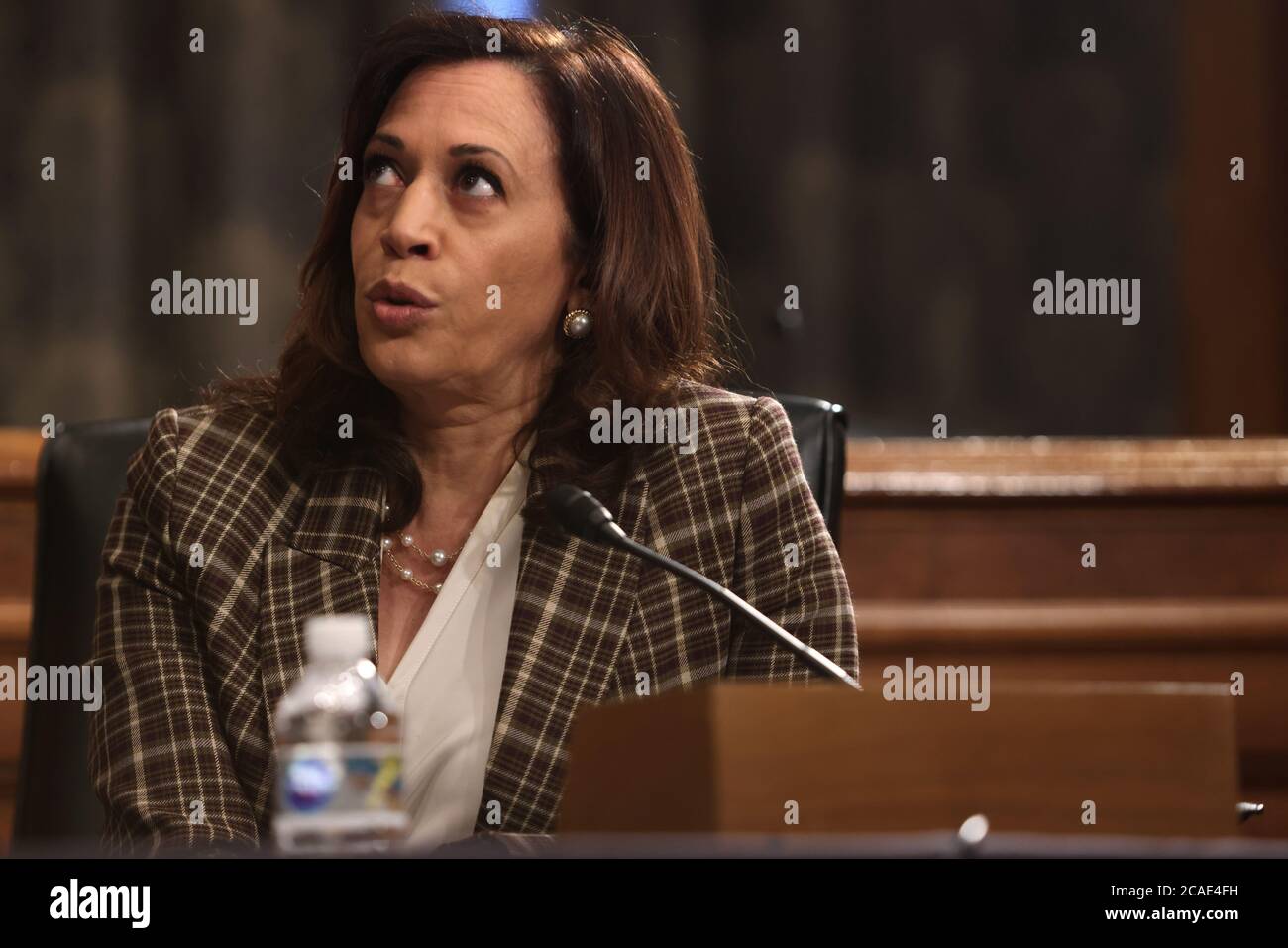 Die Senatorin der Vereinigten Staaten Kamala Harris (Demokrat von Kalifornien) spricht während einer Anhörung vor dem Ausschuss für Heimatschutz und Regierungsangelegenheiten des US-Senats im Dirksen Senate Office Building am 6. August 2020 auf dem Capitol Hill in Washington, DC. Der Ausschuss hielt eine Anhörung über "Aufsicht über DHS-Personaleinsätze zu jüngsten Protesten." Quelle: Alex Wong/Pool via CNP weltweit Stockfoto