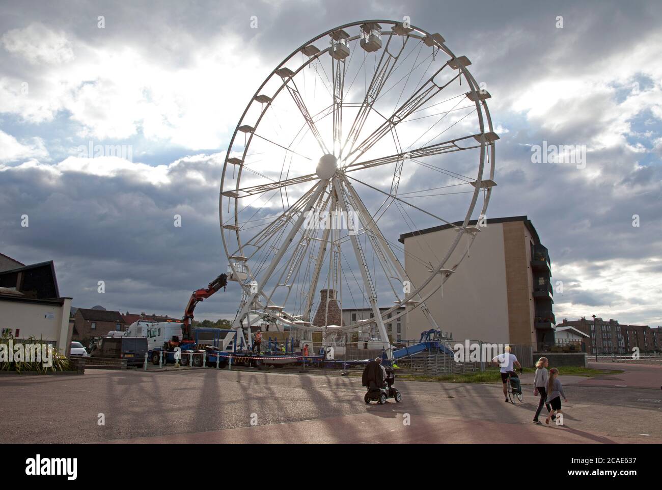 Portobello, Ferris Wheel, Edinburgh, Schottland Großbritannien. August 2020. Eine Riesenrad-Vergnügungsfahrt wird gerade an der Strandpromenade am Fuß der Bridge Street neben den historischen Öfen und den Harbour Green Luxuswohnungen gebaut, Stockfoto