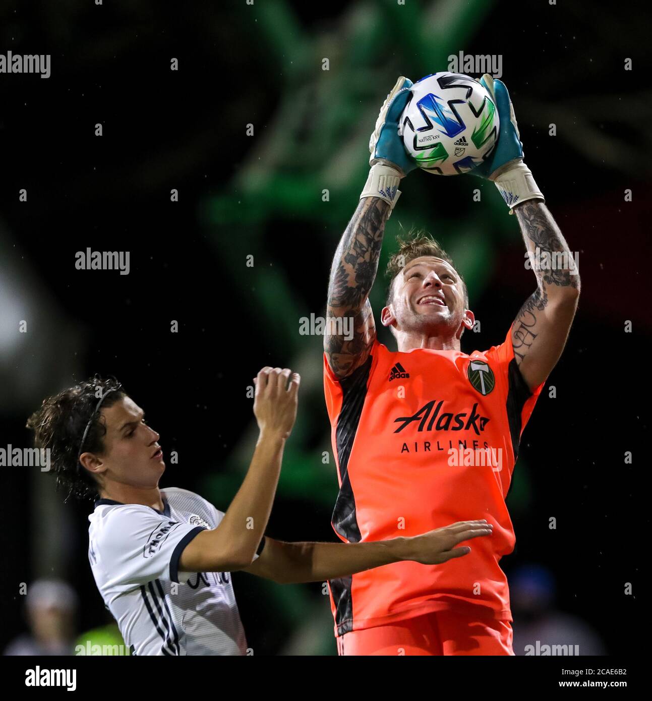 5. August 2020: Orlando, Florida, USA: Portland Timbers Torhüter STEVE CLARK (12) geht für einen Save während der MLS ist zurück Turnier Philadelphia Union gegen Portland Timbers Spiel auf ESPN Wide World of Sports Complex. Quelle: Cory Knowlton/ZUMA Wire/Alamy Live News Stockfoto