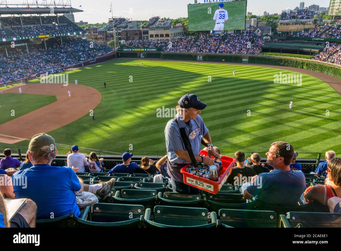 Steward verkauft kaltes Bier bei einem amerikanischen Baseballspiel im Wrigley Field, Chicago. Chicago Cubs / LA Dodgers. Stockfoto