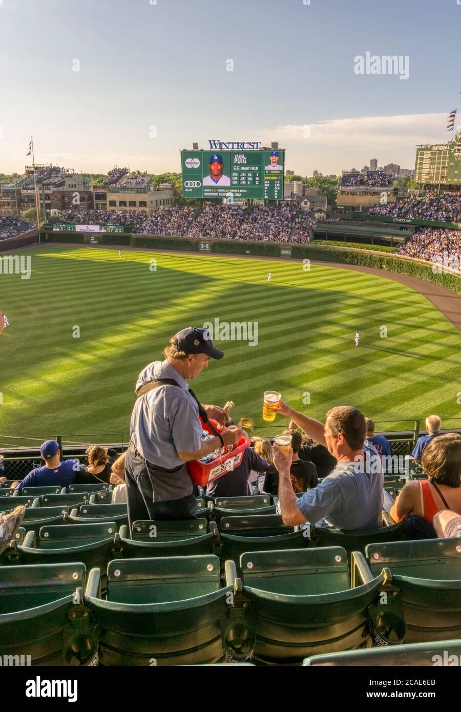 Steward verkauft kaltes Bier bei einem amerikanischen Baseballspiel im Wrigley Field, Chicago. Chicago Cubs / LA Dodgers. Stockfoto