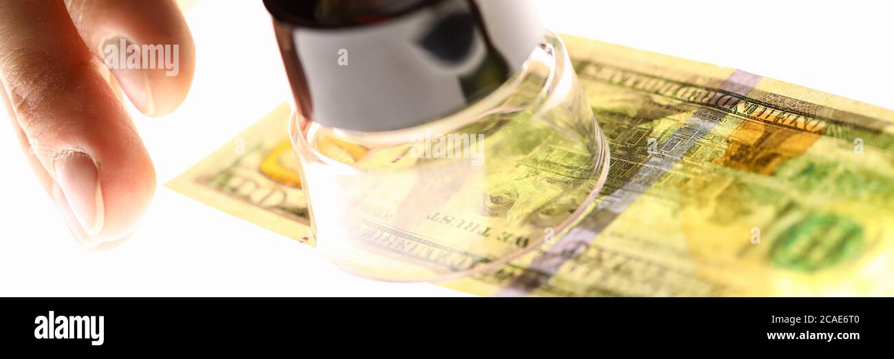 Hand mit Lupe und Dollar, Geld-Check Stockfoto