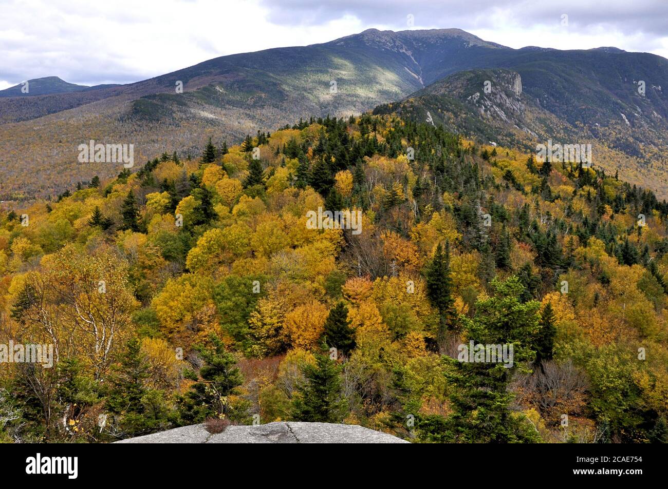 Atemberaubende Szenerie mit farbenprächtiger Herbstfärbung und malerischem Mount Lafayette im Franconia Notch State Park, New Hampshire. Blick vom Gipfel des bald Mountain. Stockfoto