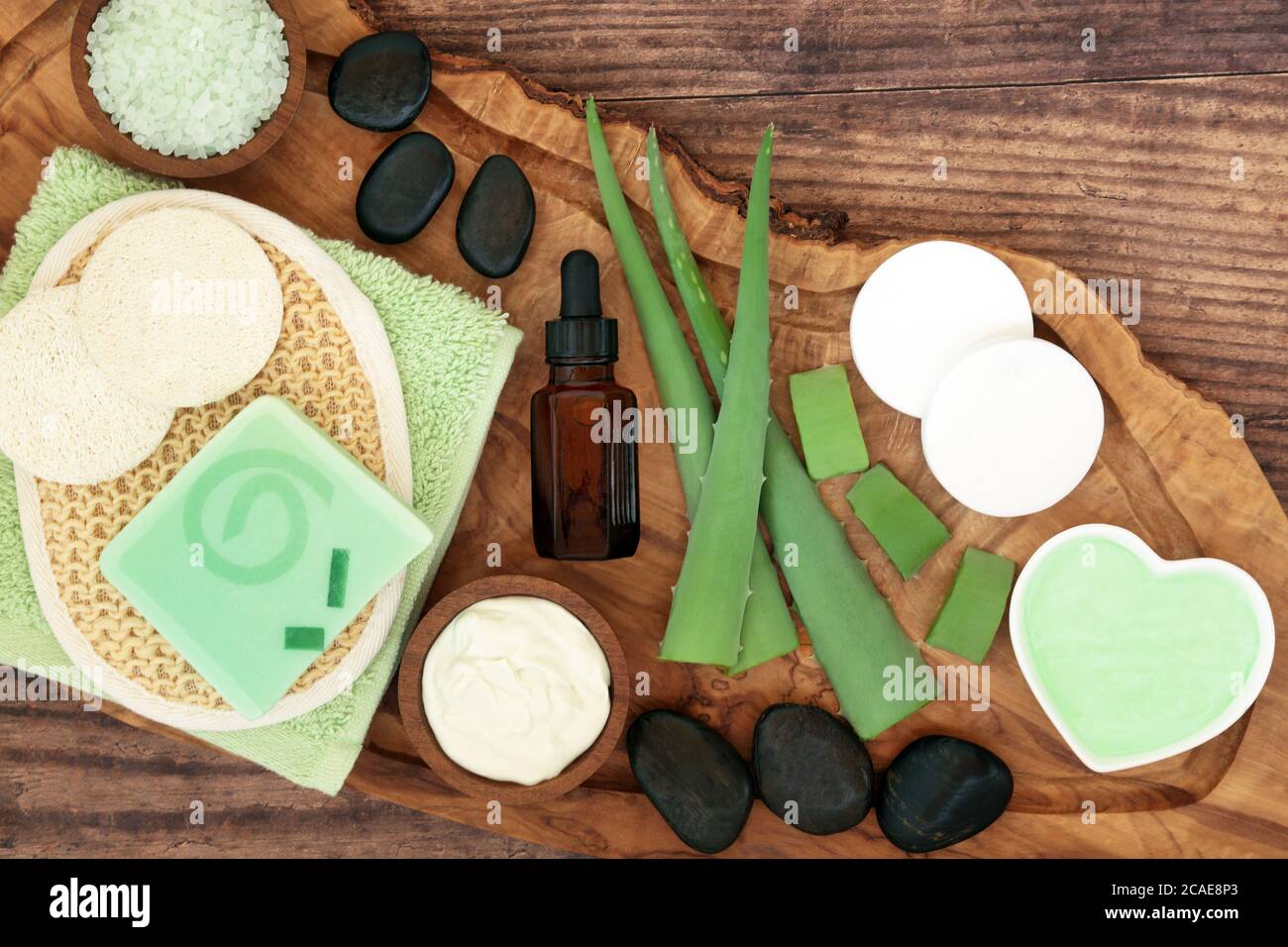 Hautpflege Beauty-Behandlung Aloe Vera und Kosmetik-und Spa-Produkte auf Olivenholz und Eiche. Beruhigt Sonnenbrand und hat entzündungshemmende Eigenschaften. Stockfoto