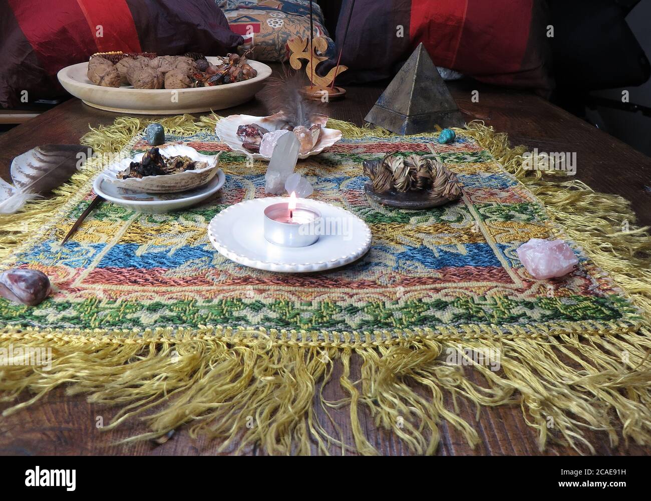 Altar Tisch Spirituelle Zeremonie Kerze und Glas Stockfoto