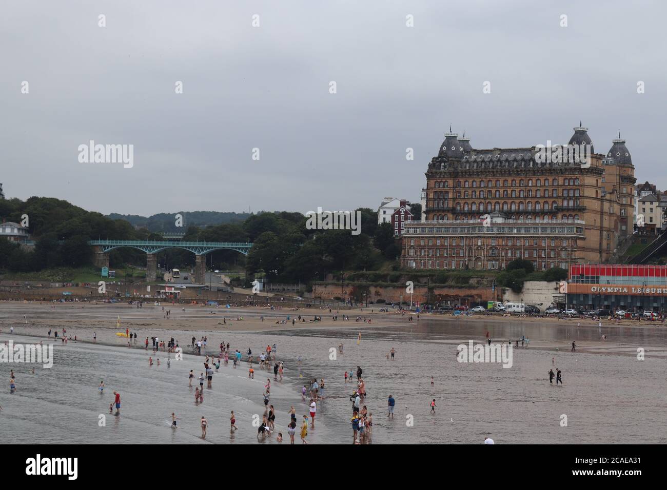 DIE SOUTH BAY MIT BLICK AUF DAS GRAND HOTEL IN SCARBOROUGH, NORTH YORKSHIRE, ENGLAND WÄHREND DER COVID 19 PANDEMIE. Stockfoto