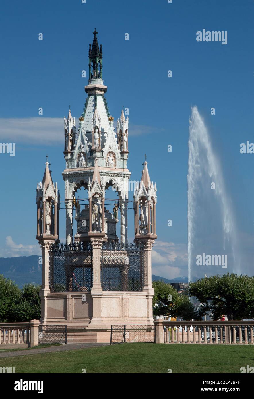 Brunswick Monument, Genf, Schweiz mit dem Jet d'Eau im Hintergrund. Stockfoto