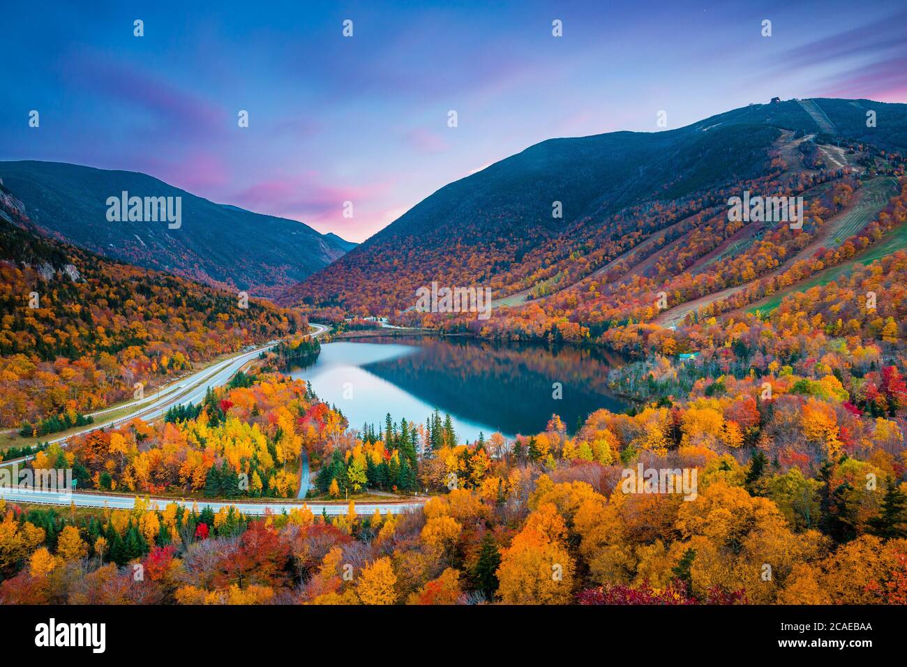 Wunderschöne Herbstfarben im Franconia Notch State Park bei Sonnenuntergang - White Mountain National Forest, New Hampshire, USA Stockfoto