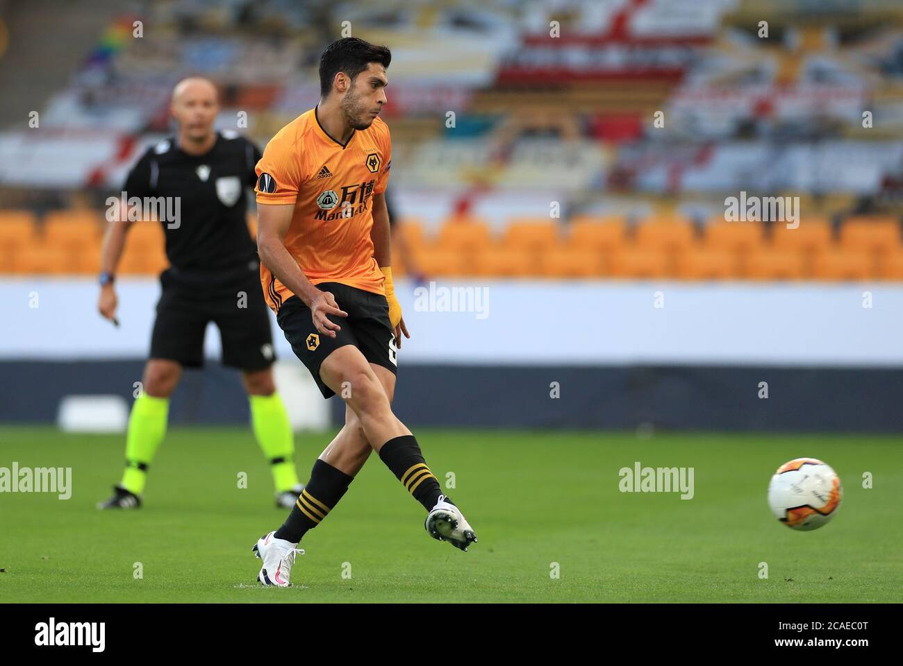 Raul Jimenez von Wolverhampton Wanderers erzielt das erste Tor seiner Mannschaft während des UEFA Europa League-Spiels von 16 Sekunden im Molineux Stadium, Wolverhampton. Donnerstag, 6. August 2020. Siehe PA Geschichte SOCCER Wolves. Bildnachweis sollte lauten: Mike Egerton/PA Wire. Stockfoto