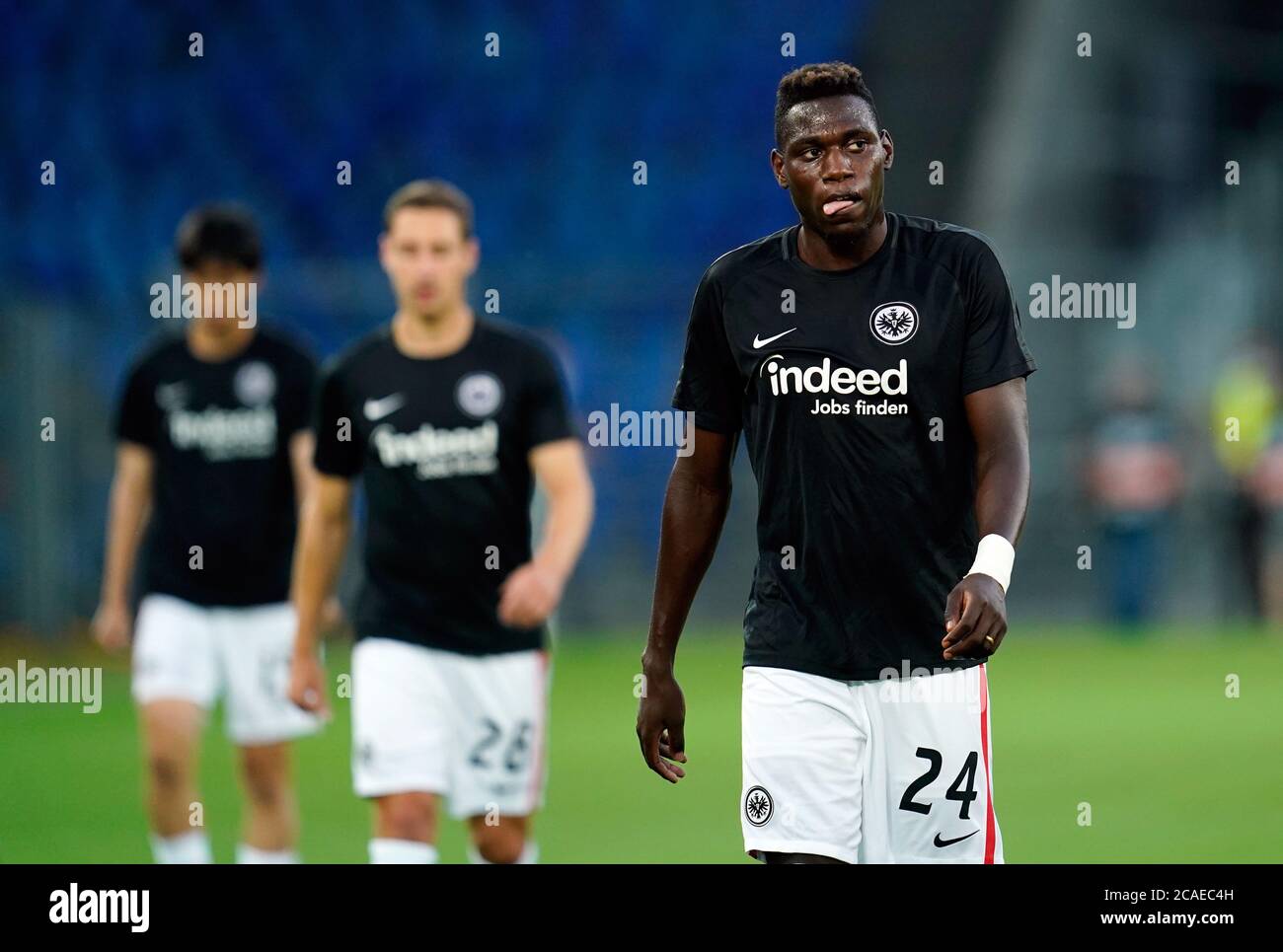 Basel, Schweiz. August 2020. Fußball: Europa League, FC Basel - Eintracht  Frankfurt, K.O.-Runde, 16. Runde, 2. Etappe im St. Jakob-Park. Der  Frankfurter Danny da Costa überquert vor dem Spiel den Platz. Quelle: