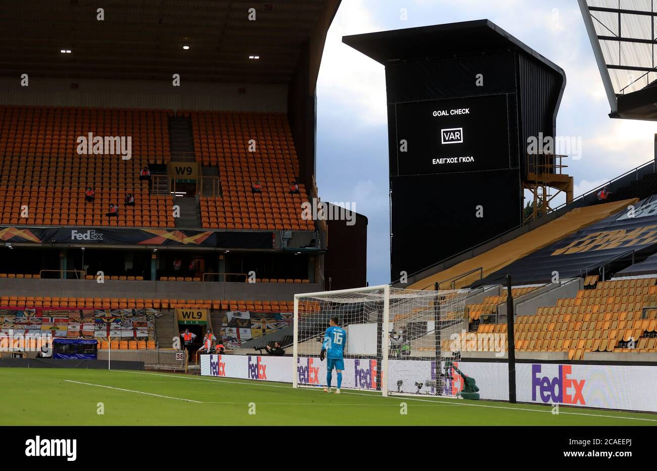 Der LED-Bildschirm alarmiert die Spieler während der UEFA Europa League-Runde mit 16 Sekunden Beinspiel im Molineux Stadium, Wolverhampton, zu einem VAR-Torcheck. Donnerstag, 6. August 2020. Siehe PA Geschichte Soccer Wolves. Bildnachweis sollte lauten: Mike Egerton/PA Wire. Stockfoto