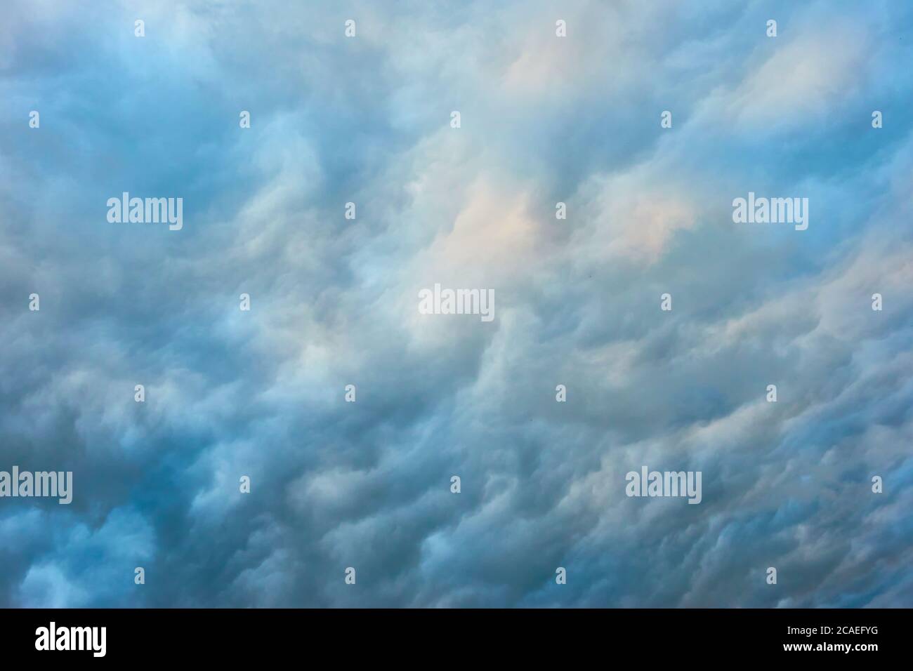 Wolkiger Himmel am Abend. Natürlicher strukturierter Hintergrund Stockfoto