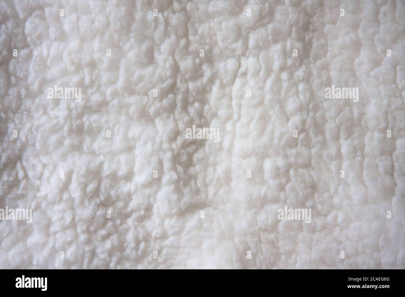 Weiße weiche Wolle Hintergrund, Detail eines natürlichen Schaffell Teppich. Stockfoto
