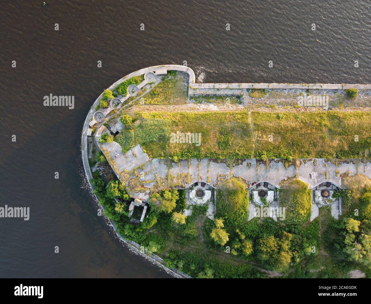 Top-Down-Luftaufnahme der Halbinsel im Leningrader Gebiet Stockfoto