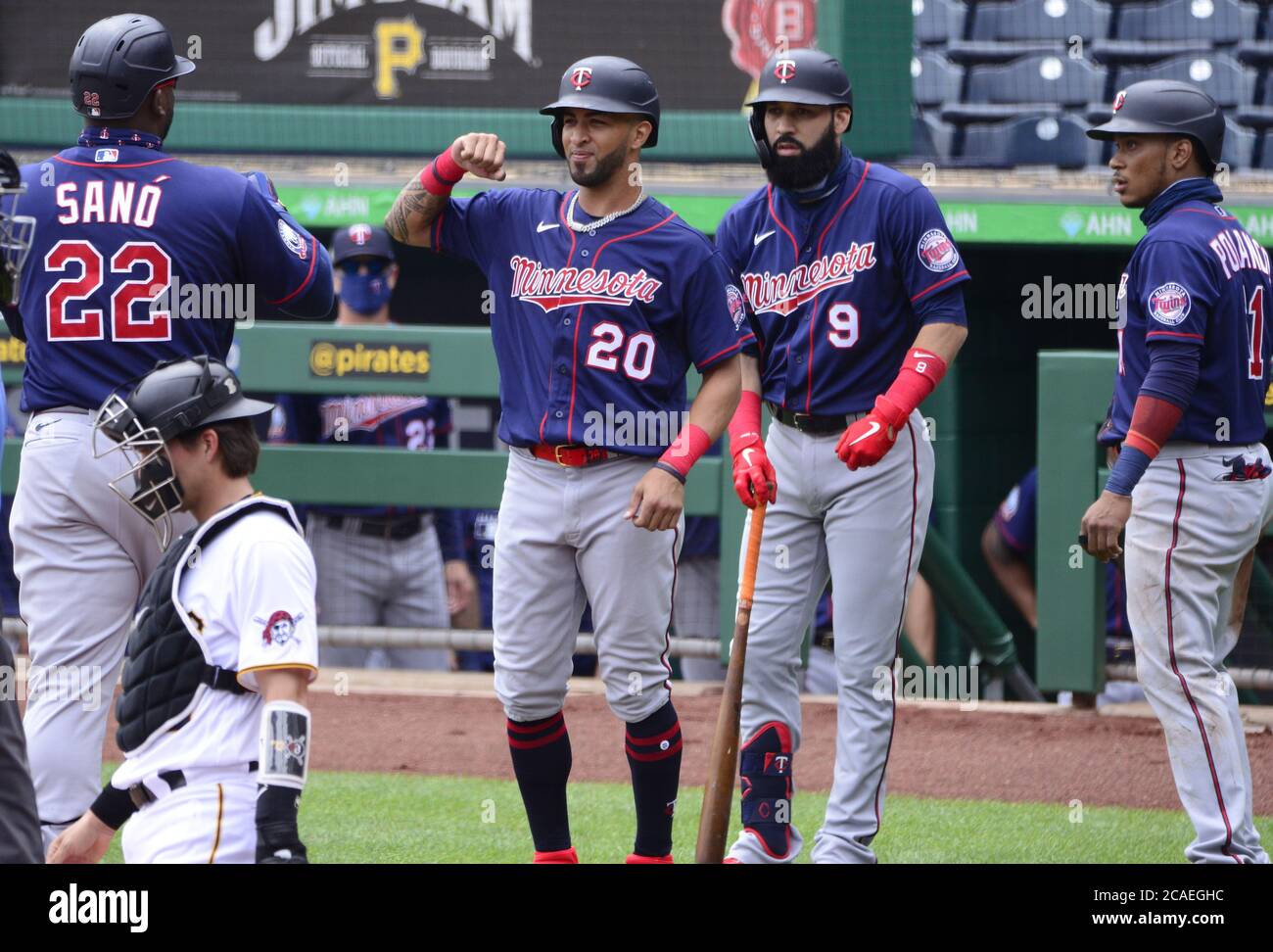 Pittsburgh, Usa. August 2020. Minnesota Twins erster Baseman Miguel Sano (22) feiert seinen Homer gegen die Pittsburgh Pirates im ersten Inning mit Minnesota Twins Rechtsfeldspieler Eddie Rosario (20) im PNC Park am Donnerstag, 6. August 2020 in Pittsburgh. Foto von Archie Carpenter/UPI Kredit: UPI/Alamy Live News Stockfoto