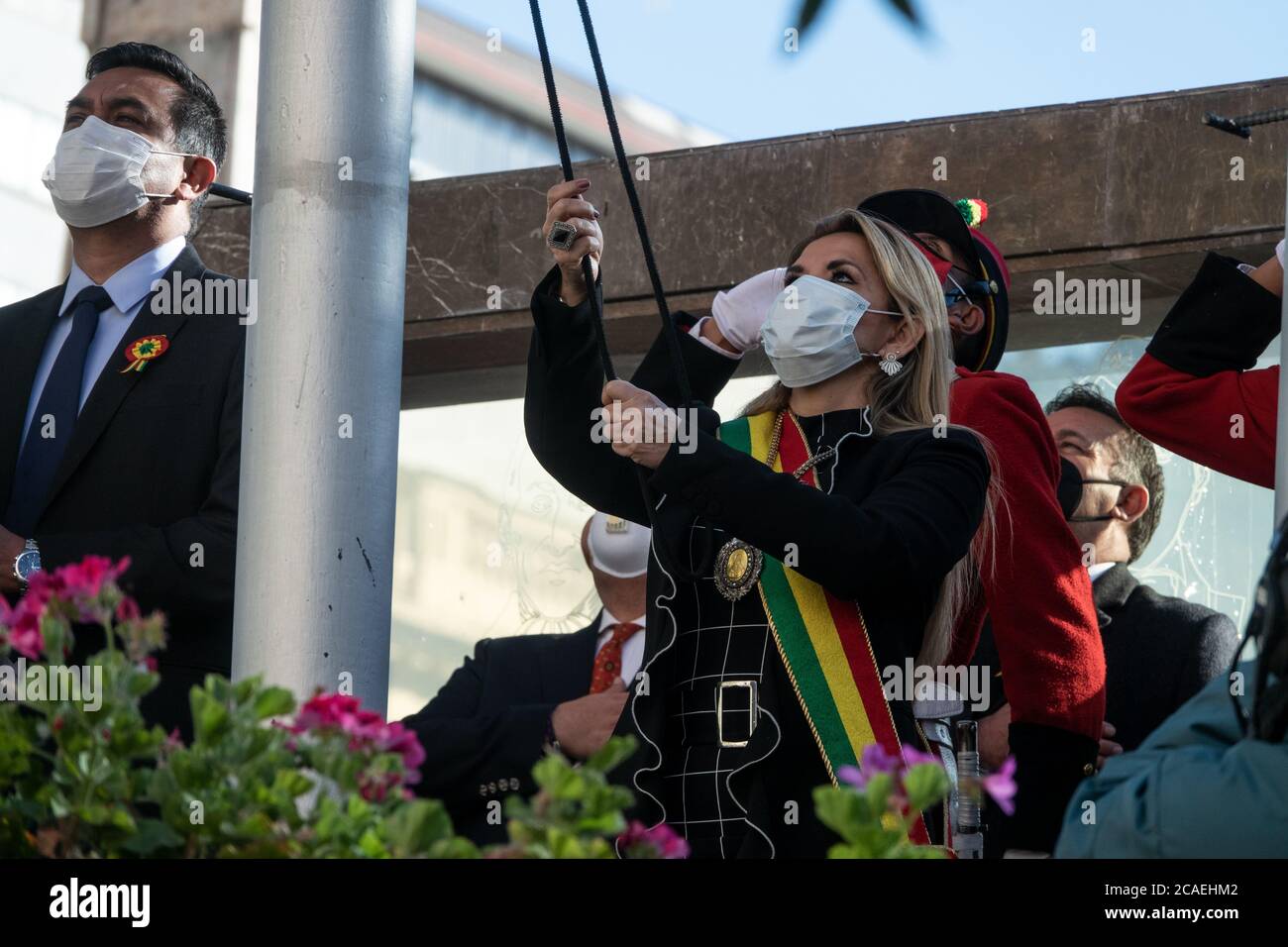 La Paz, Bolivien. August 2020. Bolivien feierte seinen 195. Unabhängigkeitstag, während es mit der Pandemie COVID-19 und einer schweren politischen Krise kämpfte. Interimspräsidentin Jeanine Añez zeigte nach ihrer COVID-19-Infektion erstmals öffentlich. Radoslaw Czajkowski/ Alamy Live News Stockfoto