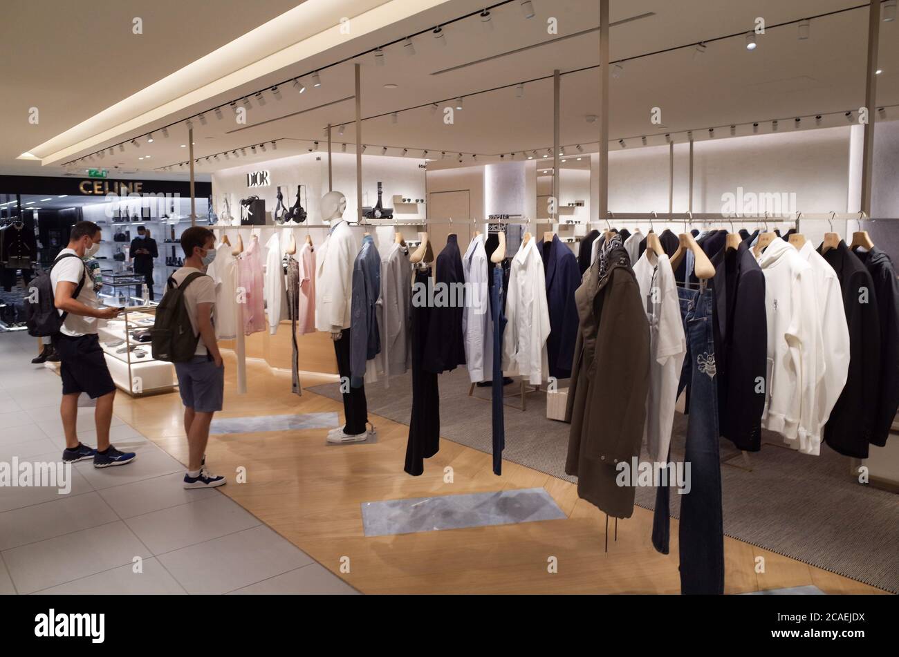 *** KEIN VERKAUF AN FRANZÖSISCHE MEDIEN ODER VERLAGE - RECHTE VORBEHALTEN ***03. August 2020 - Paris, Frankreich: Ein Dior-Stall im Megastore Galeries Lafayette. Luxusmarkengeschäfte in Paris sind stark von der Covid-Krise betroffen, und wohlhabende Touristen bleiben aufgrund von Reisebeschränkungen und Befürchtungen wegen des Coronavirus fern. Vue sur un stand Dior dans les Galeries Lafayette. Les boutiques de luxe font face a une chute de leur clientel traditionnelle du fait de la crise du Covid-19 et des restrictions de voyage. Stockfoto