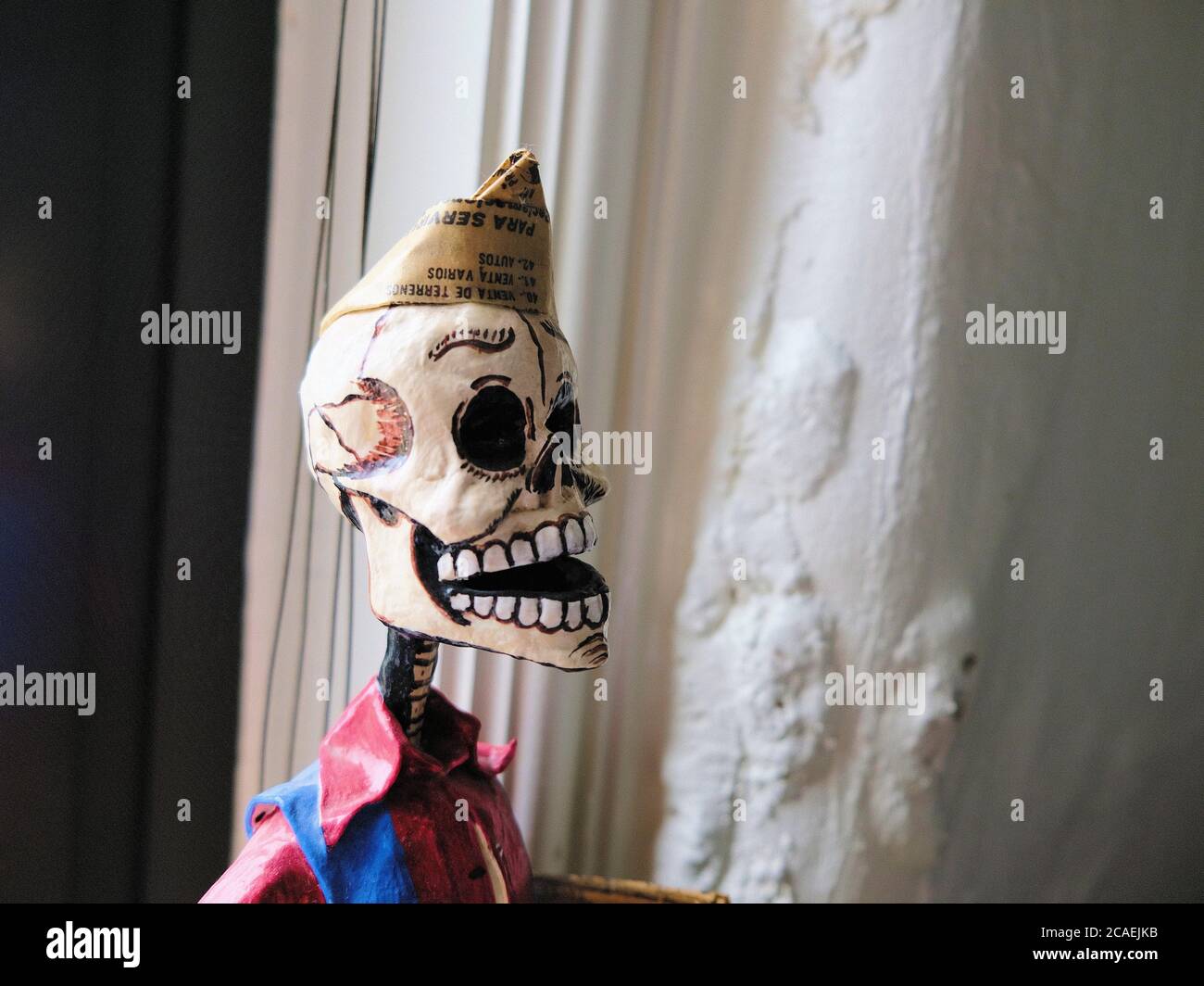 Kopf einer Skelett-Figur aus Papier-mache mit einem Papierhut aus Zeitung; Teil der mexikanischen Tag der Toten Kultur und Feier; mexikanische Tradition. Stockfoto