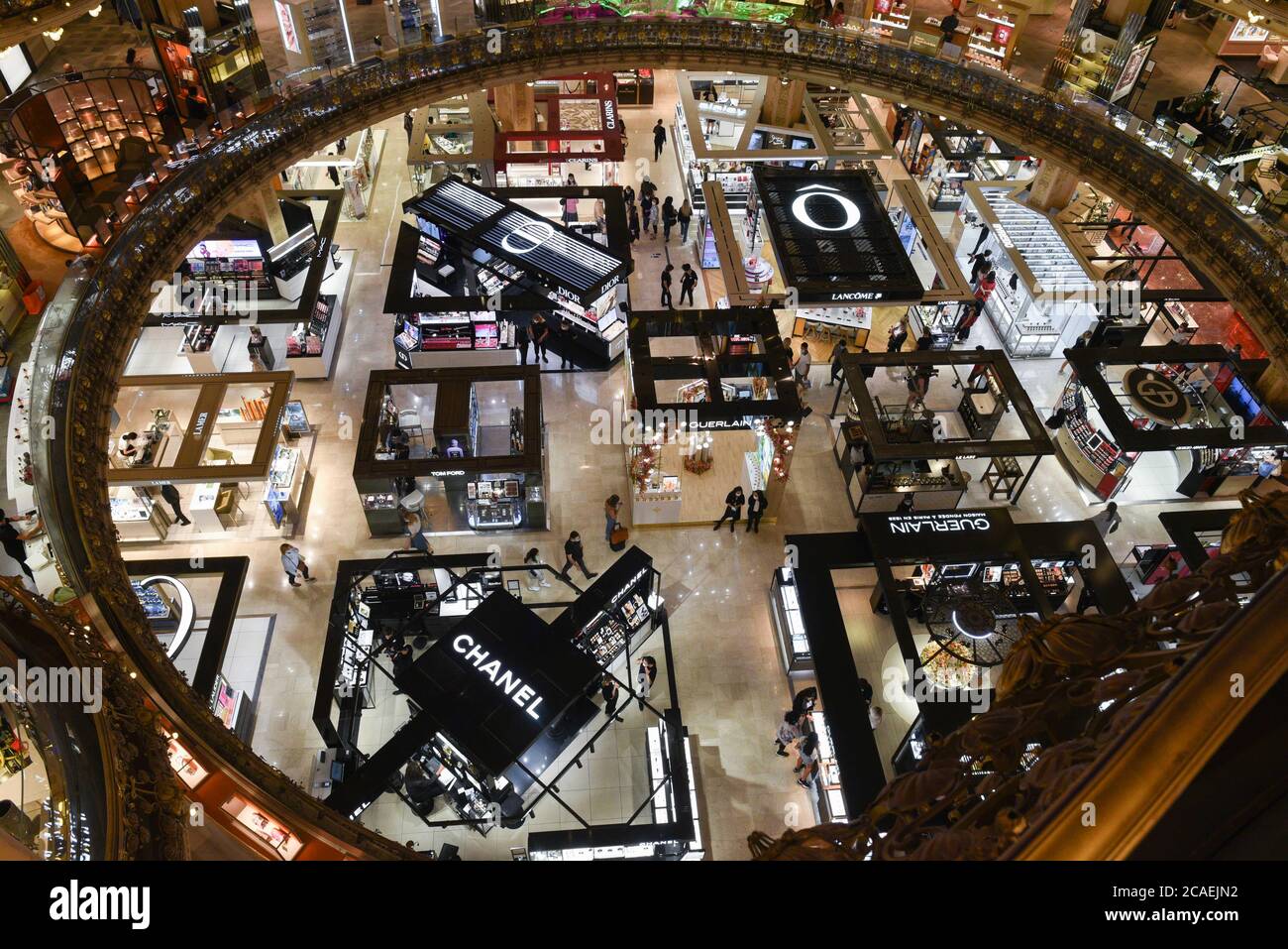 *** KEIN VERKAUF AN FRANZÖSISCHE MEDIEN ODER VERLAGE - RECHTE VORBEHALTEN ***03. August 2020 - Paris, Frankreich: Ein Blick auf mehrere Luxusmarken-Stände im Megastore Galeries Lafayette, darunter Dior, Louis Vuitton, Lancome, Chanel. Luxusmarkengeschäfte in Paris sind stark von der Covid-Krise betroffen, und wohlhabende Touristen bleiben aufgrund von Reisebeschränkungen und Befürchtungen wegen des Coronavirus fern. Vue depuis la coupole sur des stands de Marques de luxe dans les Galeries Lafayette. Les boutiques de luxe font face a une chute de leur clientel traditionnelle du fait de la crise du Covid-19 et des restrictions de voya Stockfoto