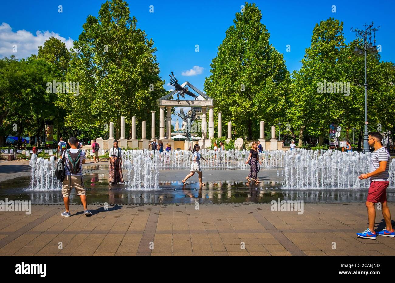 Budapest, Ungarn, Aug 2019, Menschen beim Deutschen Besatzungsdenkmal am Freiheitsplatz Stockfoto