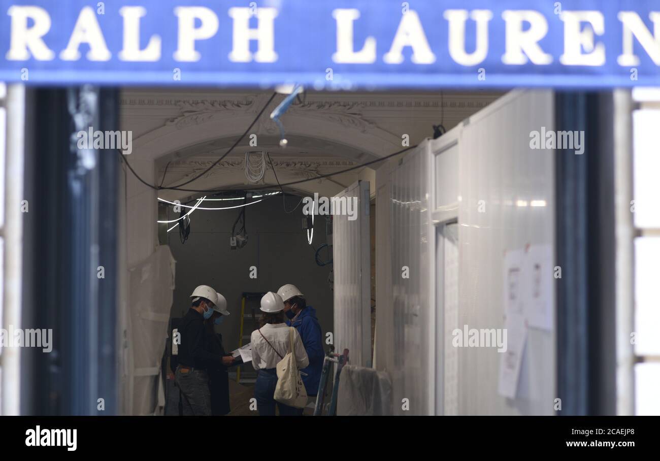 *** KEIN VERKAUF AN FRANZÖSISCHE MEDIEN ODER VERLAGE - RECHTE VORBEHALTEN ***03. August 2020 - Paris, Frankreich: Bauarbeiter im Ralph Lauren-Geschäft in der Avenue Montaigne, einer Straße mit Luxusgeschäften. Luxusmarkengeschäfte in Paris sind stark von der Covid-Krise betroffen, und wohlhabende Touristen bleiben aufgrund von Reisebeschränkungen und Befürchtungen wegen des Coronavirus fern. Travaux dans la Boutique Ralph Lauren sur l'Avenue Montaigne. Les boutiques de luxe font face a une chute de leur clientel traditionnelle du fait de la crise du Covid-19 et des restrictions de voyage. Stockfoto