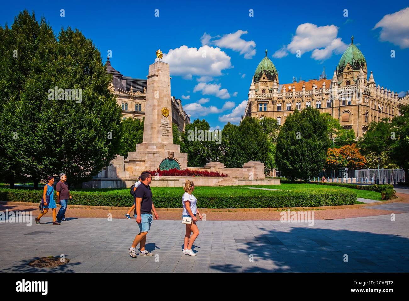 Budapest, Ungarn, August 2019, Touristen, die am Denkmal für die sowjetischen Soldaten für die Befreiung Ungarns im Zweiten Weltkrieg auf dem Platz der Freiheit vorbeigehen Stockfoto