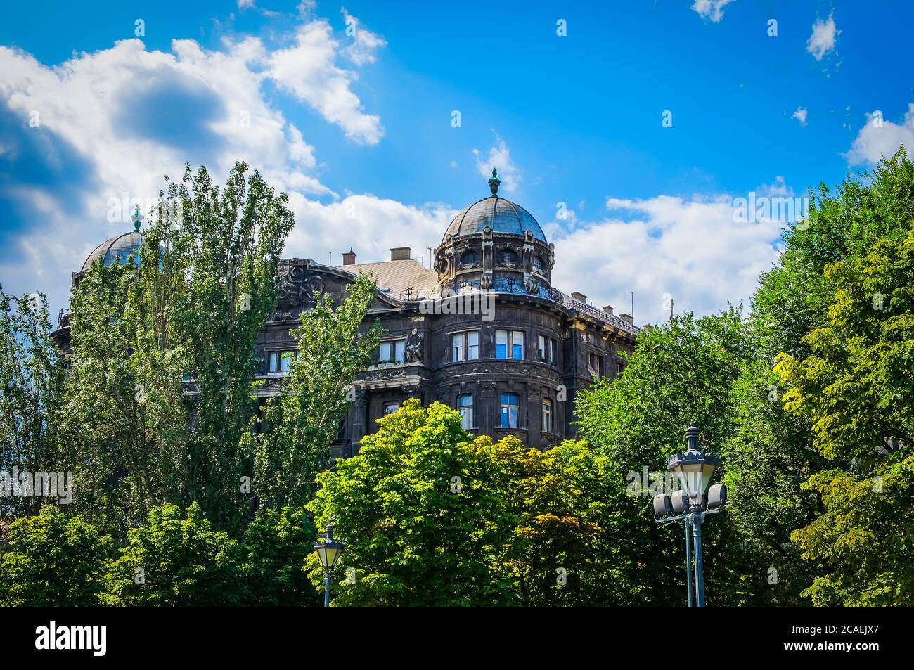 Budapest, Ungarn, Aug 2019, Blick auf den oberen Teil eines Gebäudes am 16 Liberty Square Stockfoto
