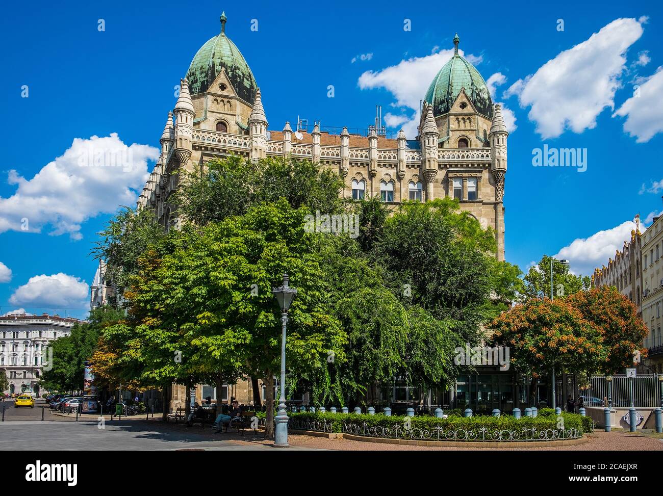 Budapest, Ungarn, Aug 2019, Blick auf den oberen Teil eines Wohn- und Geschäftshauses am 13 Liberty Square Stockfoto