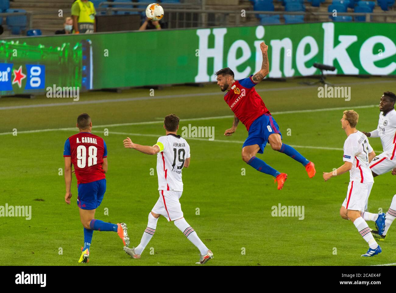 St Jakob Park, Basel, Schweiz. August 2020. UEFA Europa League Fußball, FC Basel gegen Frankfurt; Omar Alderete vom FC Basel steigt hoch und führt den Ball ins Tor Credit: Action Plus Sports/Alamy Live News Stockfoto