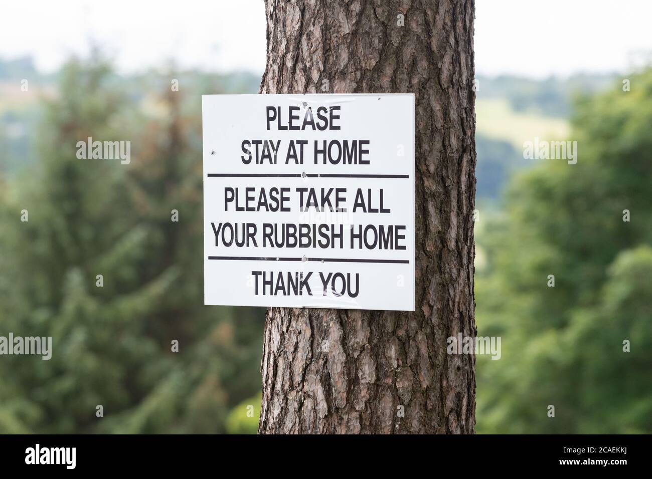 Bitte bleiben Sie zu Hause, bitte bringen Sie all Ihren Müll mit nach Hause. Danke. Zeichen während der Coronavirus-Pandemie, Schottland, Großbritannien Stockfoto