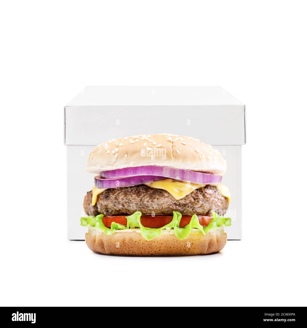 Hamburger Cheeseburger Burger und weiße Box isoliert auf weißem Hintergrund. Konzept für die Lebensmittelzustellung Stockfoto