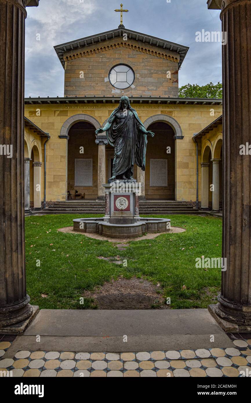 Die Statue Jesu Christi im Hof der Friedenskirche im Park Sanssouci in Potsdam, Teil des UNESCO-Weltkulturerbes Stockfoto