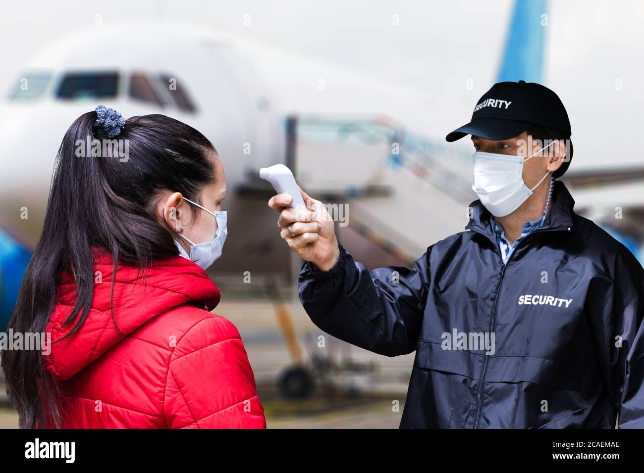 Temperaturkontrolle Für Flughafen Und Flugzeug Geschützt Vor Covid 19 Stockfoto