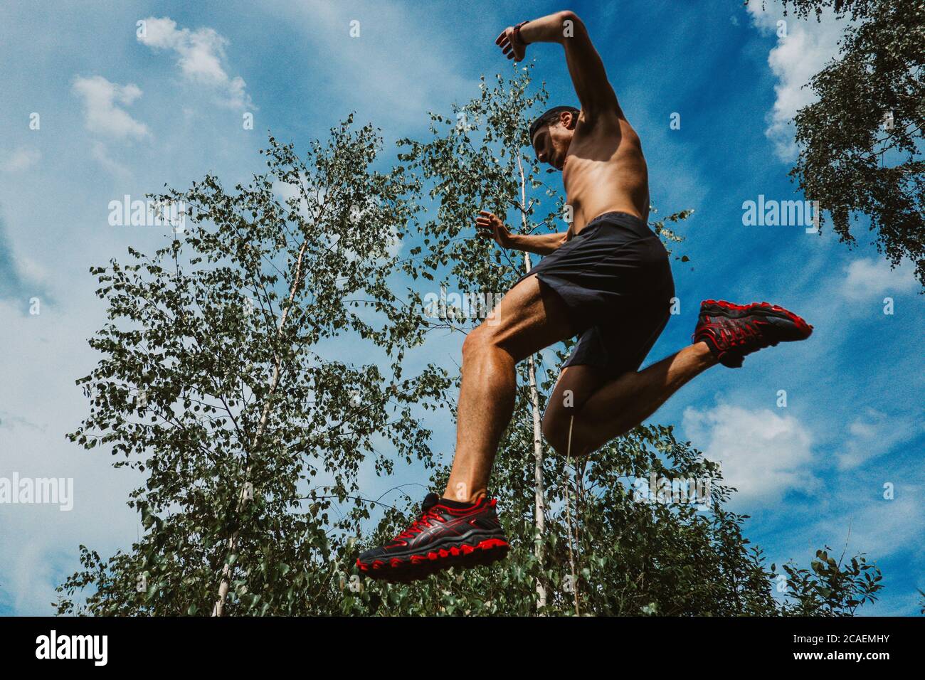 Trailrunner Training im Sommer im Freien. Laufen und springen. Trailrunning. Stockfoto