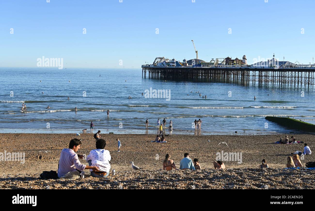 Brighton UK 6. August 2020 - Brighton Beach ist an einem schönen sonnigen Abend überfüllt, da die Temperaturen morgen wieder über 30 Grad im Südosten erreichen werden : Credit Simon Dack / Alamy Live News Stockfoto