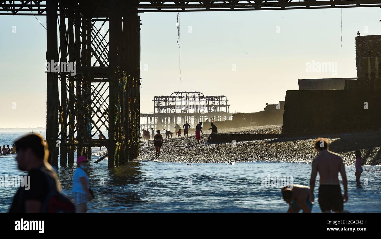 Brighton UK 6. August 2020 - Brighton Beach ist an einem schönen sonnigen Abend überfüllt, da die Temperaturen morgen wieder über 30 Grad im Südosten erreichen werden : Credit Simon Dack / Alamy Live News Stockfoto