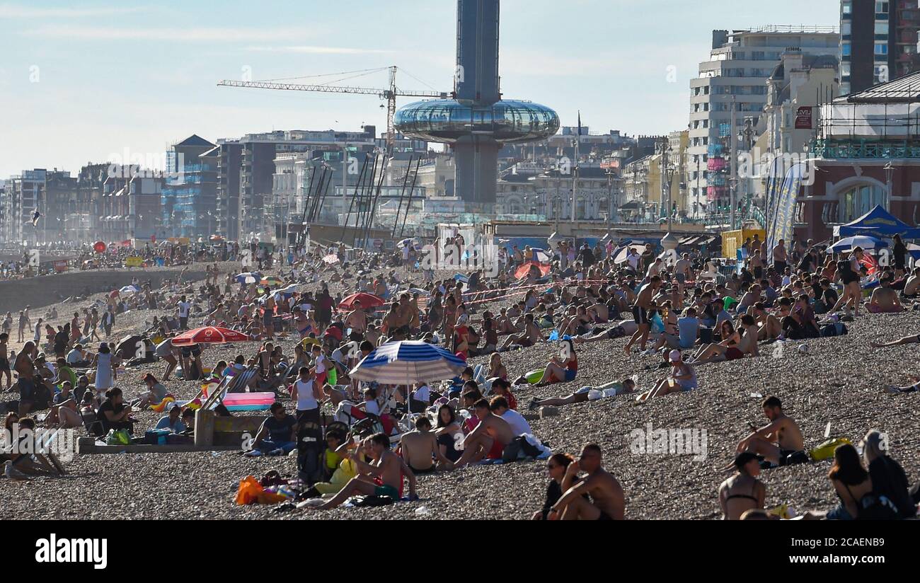 Brighton UK 6. August 2020 - Brighton Beach ist an einem schönen sonnigen Abend überfüllt, da die Temperaturen morgen wieder über 30 Grad im Südosten erreichen werden : Credit Simon Dack / Alamy Live News Stockfoto