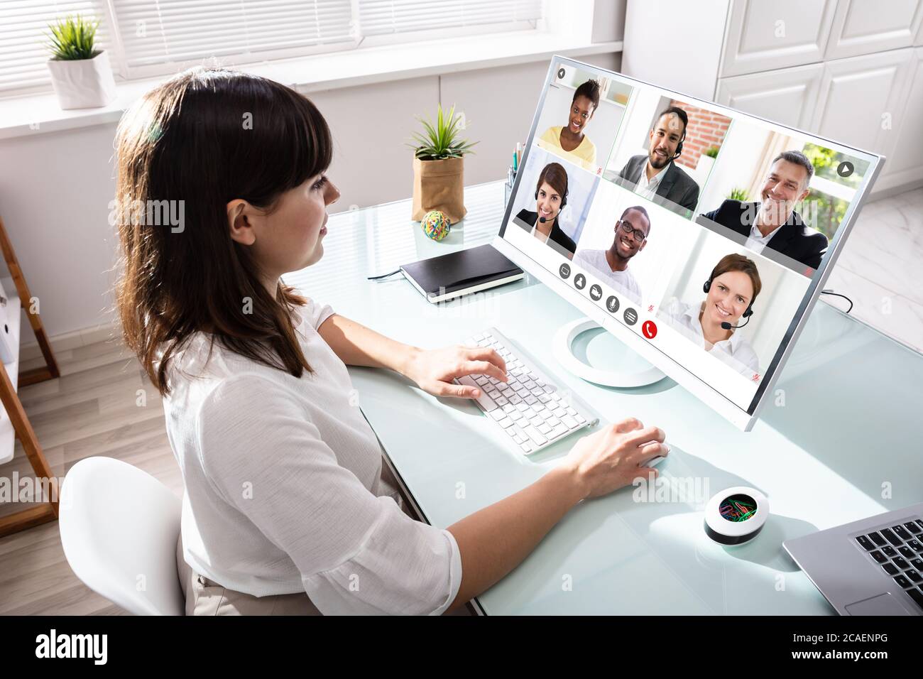 Frau In Videokonferenz Geschäftsanruf. Videokonferenz-Meeting Stockfoto