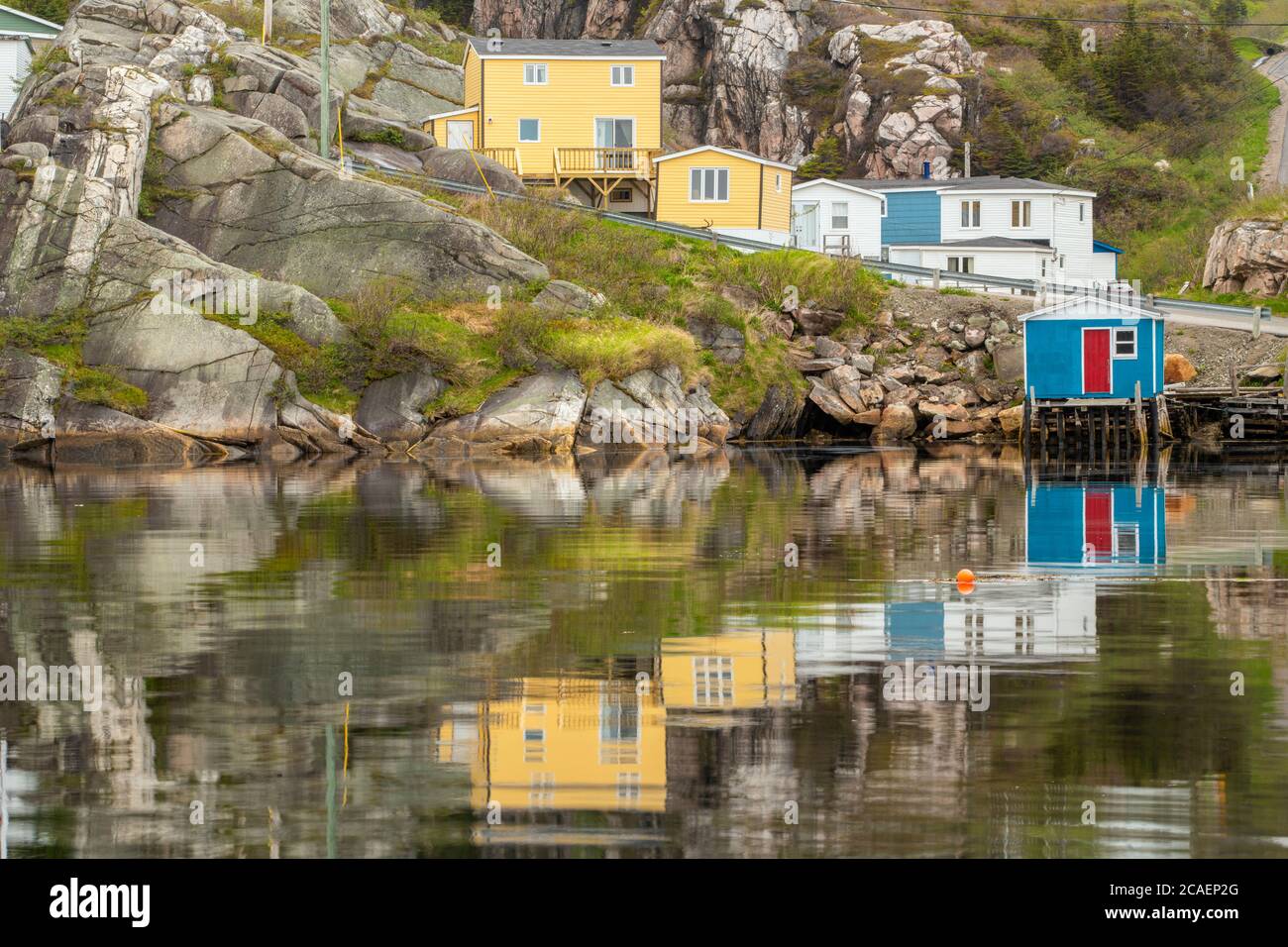 Farbenfrohe Häuser mit Blick auf den inneren Hafen von Rose Blanche, mit verankerten Fischerbooten, Rose Blanche, Neufundland und Labrador NL, Kanada Stockfoto