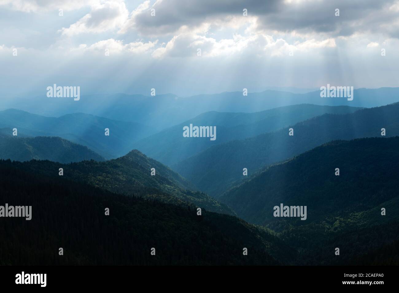 Malerische Bergketten glühen durch Sonnenstrahlen in den Karpaten, Ukraine. Landschaftsfotografie Stockfoto