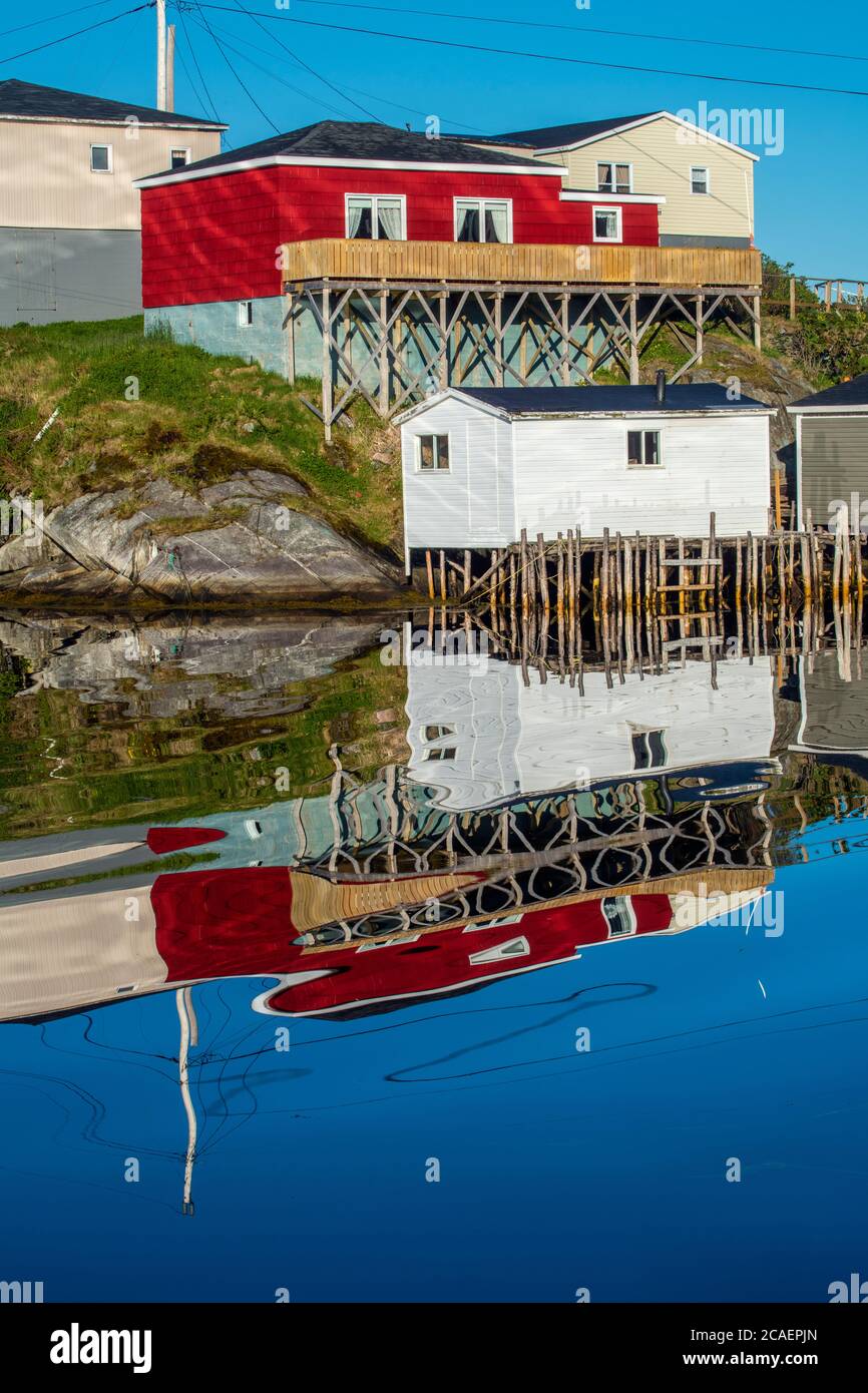 Fischerdorf Gebäude und Boote spiegeln sich im inneren Hafen, Rose Blanche, Neufundland und Labrador NL, Kanada Stockfoto