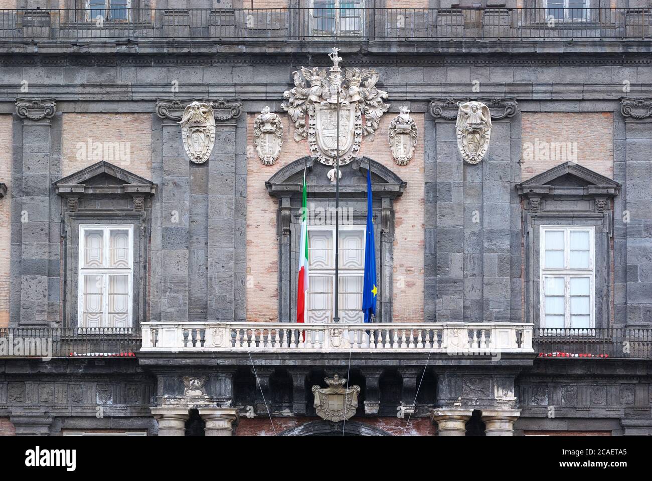 NEAPEL, ITALIEN - GENUARY 04, 2008: Detail Fassade des Königspalastes von Neapel historisches Denkmal und Wahrzeichen von Kampanien Tourismus Stockfoto
