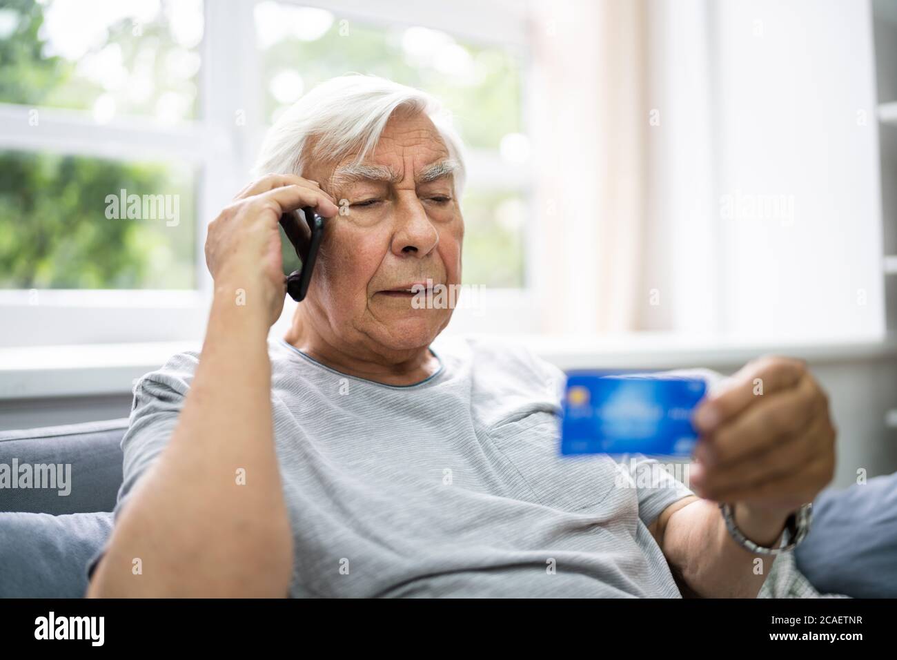 Elder Scam Call Und Senior Pension Finance Fraud Stockfoto