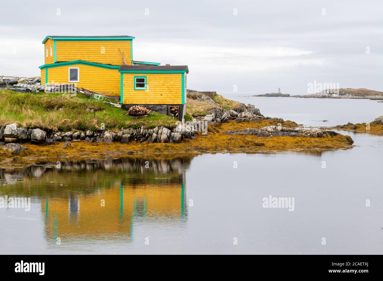 Haus im Dorf spiegelt sich im Hafen, Margaree, Neufundland und Labrador NL, Kanada Stockfoto